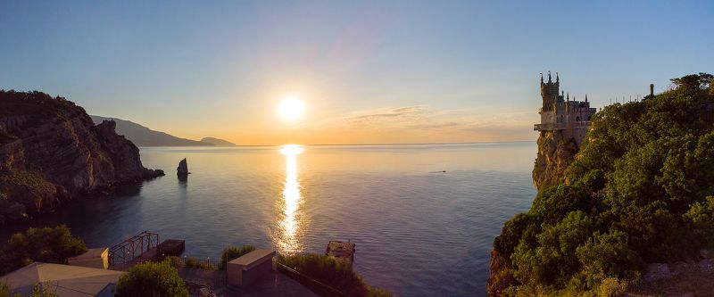 замок ласточкино гнездо, скала парус крым, скала парус, ялта, крым, ласточкино гнездо, мисхор, ай-тодор, ялтинский залив, черное море, пляж, волна, море, лагуна, залив, пейзажи крыма, аю-даг, аврорина скала Ласточкино гнездо фото превью