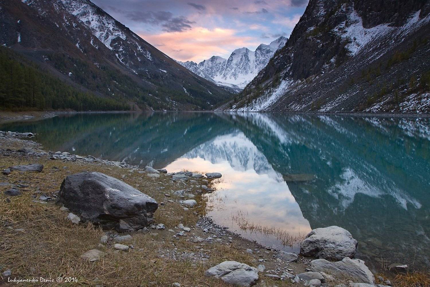 2014, алтай, вода, горы, камни, лиственница, облака, озеро, осень, отражение, россия, сентябрь, снег, Денис Лукьяненко