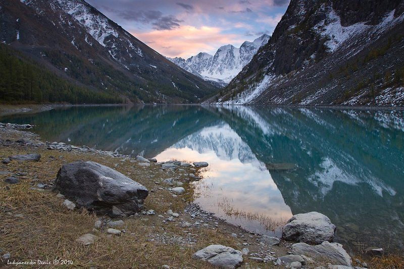 2014, алтай, вода, горы, камни, лиственница, облака, озеро, осень, отражение, россия, сентябрь, снег Тихий вечер на Шавлинском фото превью