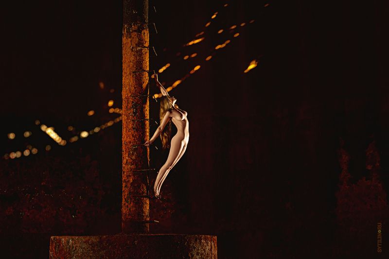 цирк, арена, девушка, обнаженная, гимнастка, упражнение, акробатика, ню, свет, трапеция, ржавчина, ржавый, железо, железный, Old circus фото превью