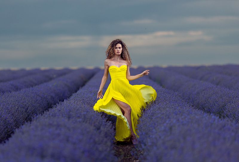 Female portrait фото превью