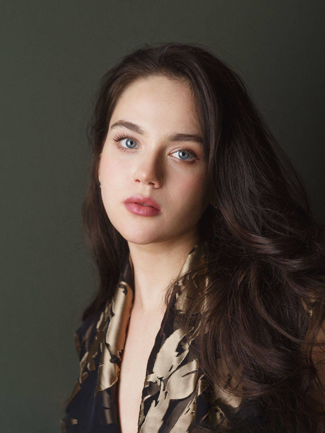 нежная девушка, красивые глаза, фарфоровая кожа, длинные темные волосы, студия, импульсный свет, Оксана Ведмеденко