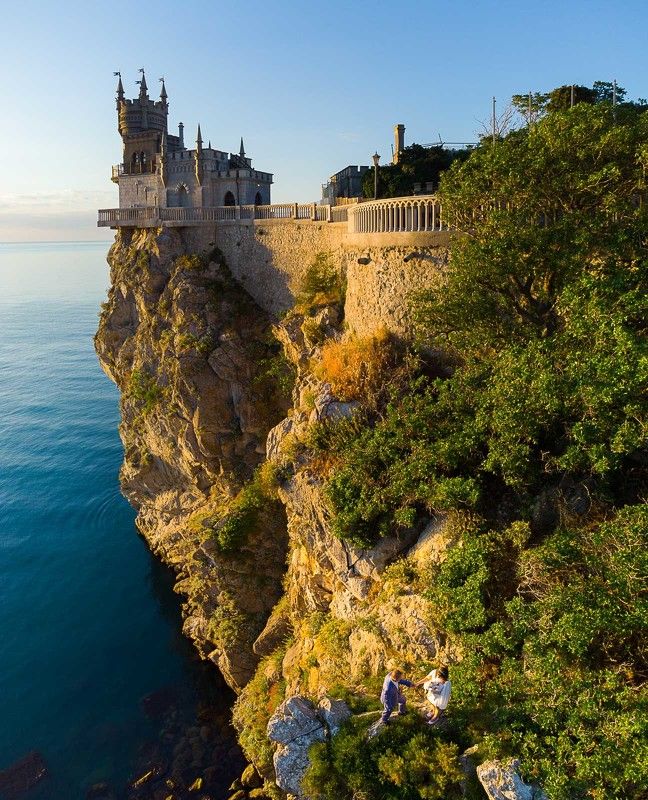 замок ласточкино гнездо, скала парус крым, скала парус, ялта, крым, ласточкино гнездо, мисхор, ай-тодор, ялтинский залив, черное море, пляж, волна, море, лагуна, залив, пейзажи крыма Ласточкино гнездо фото превью