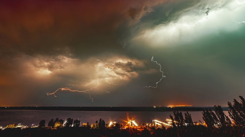 молния, ночь, река, вода, стихия, гроза, ливень, дождь, погода, непогода, залив, озеро, облака,удар, прогноз, метеосводка, озарение Игры молний фото превью