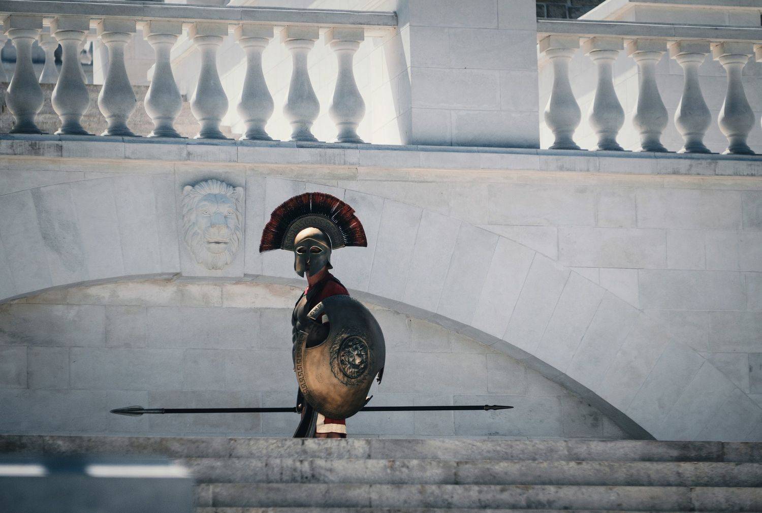 уличная фотография, стритфото, жанр, архитектура, большая митридатская лестница, гоплит, стража, древняя греция, древний рим, юпитер 37а, советский объектив, мануальная оптика, отечественная фототехника, микро 4/3, керчь, крым, россия, анатолий щербак, Анатолий Щербак