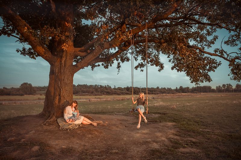 кормление, мать, дитя, ребенок, мама, нежность, семья, любовь, качели, закат У дуба фото превью