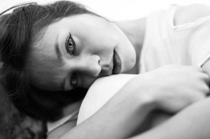 девушка, портрет, закат, чб, черно-белое, взгляд Даша фото превью