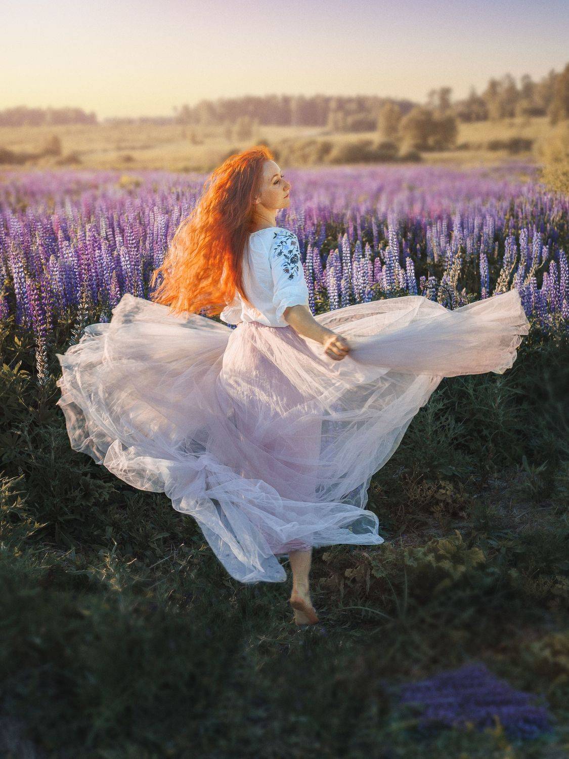 рыжая, длинные волосы, красивая девушка, пробежаться по росе, люпины, цветок, нежность, Оксана Ведмеденко