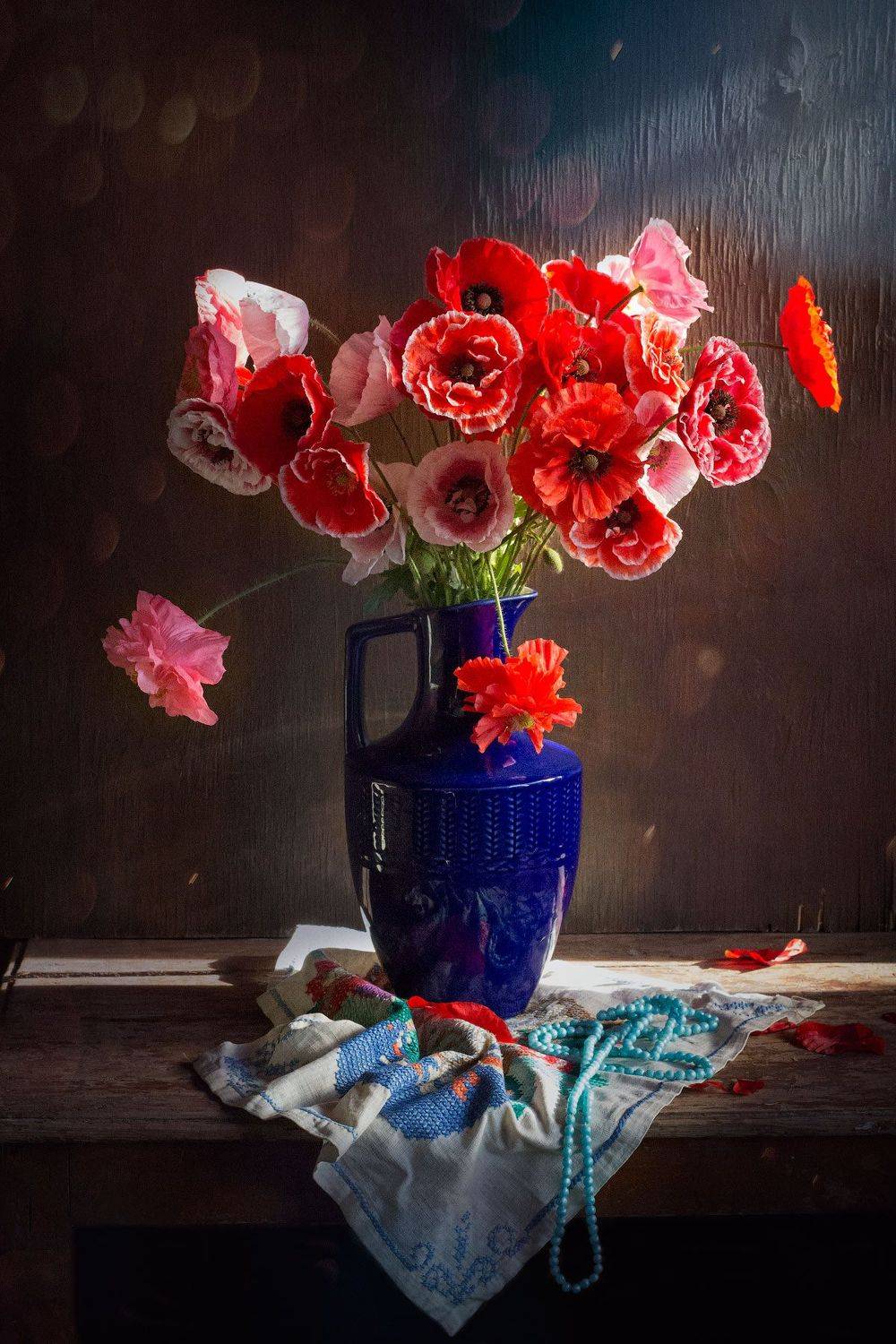 натюрморт, букет цветов, маки, синий кувшин, лето, Лионелла Зимина