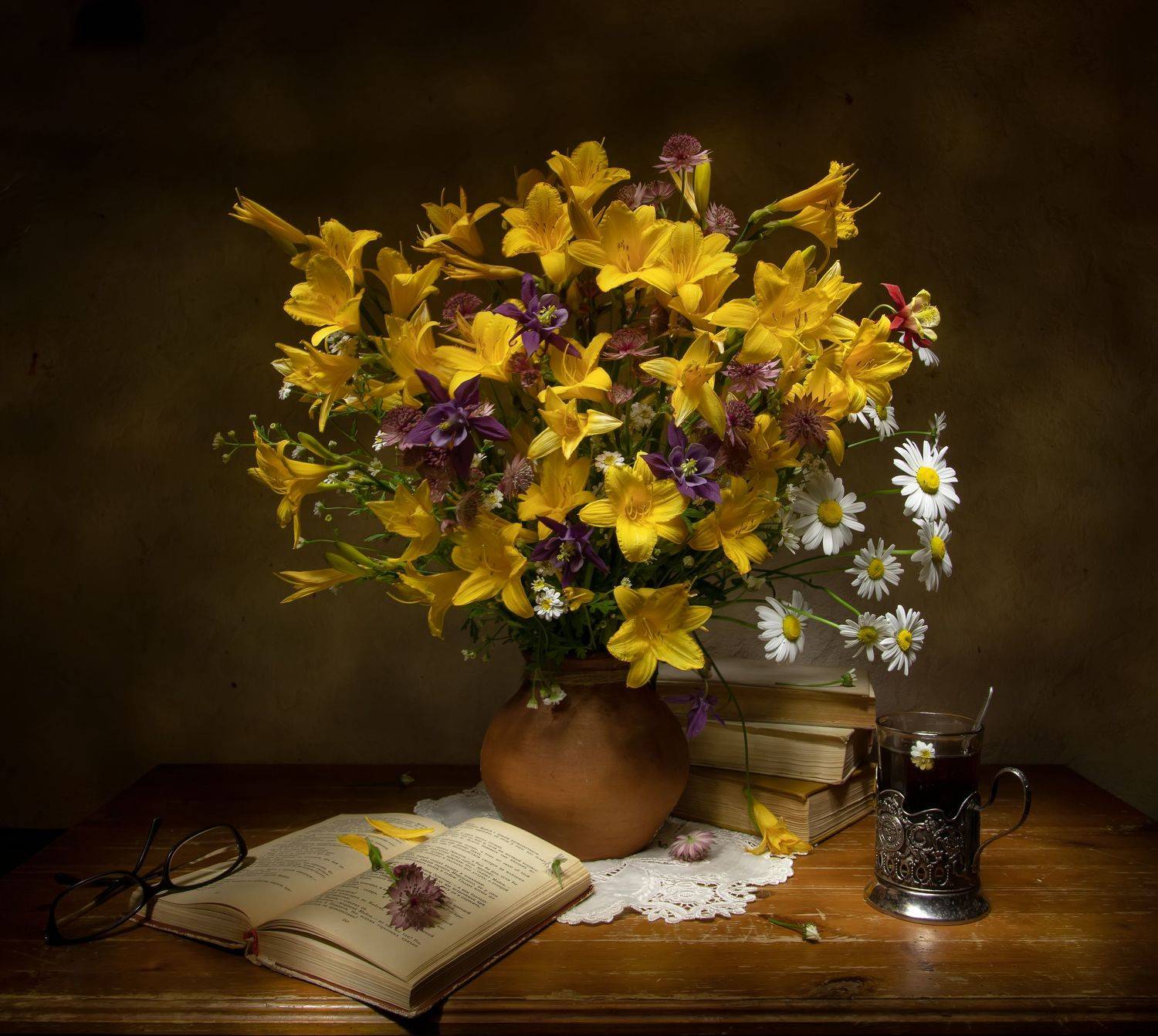 натюрморт,  лилейник,  ромашки,  книги,  аквилегия, Феденкова Татьяна