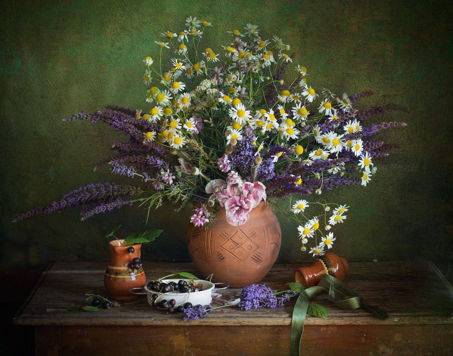 натюрморт, букет цветов, полевые, чёрная смородина, лето, Лионелла Зимина