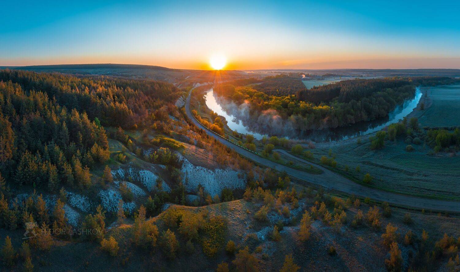 белгородская область, май, весна, весенний, рассвет, заря, аэросъёмка, берег, река тихая сосна, солнце, холмы, меловые горы, туман, русло, лес, сосновый лес, дорога, новый день,, Лашков Фёдор