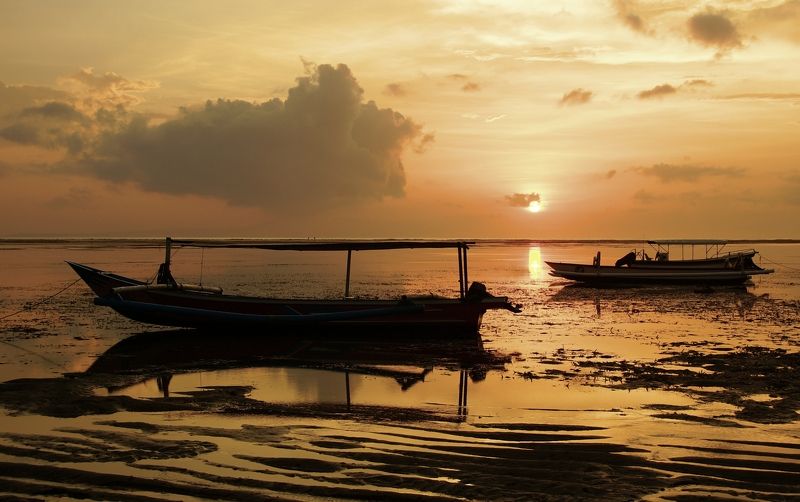 orange, morning, sunrise, dawn, sun, light, shore, ocean, sea, boat, jukung, low tide, landscape, horizon, nature Hot morning фото превью