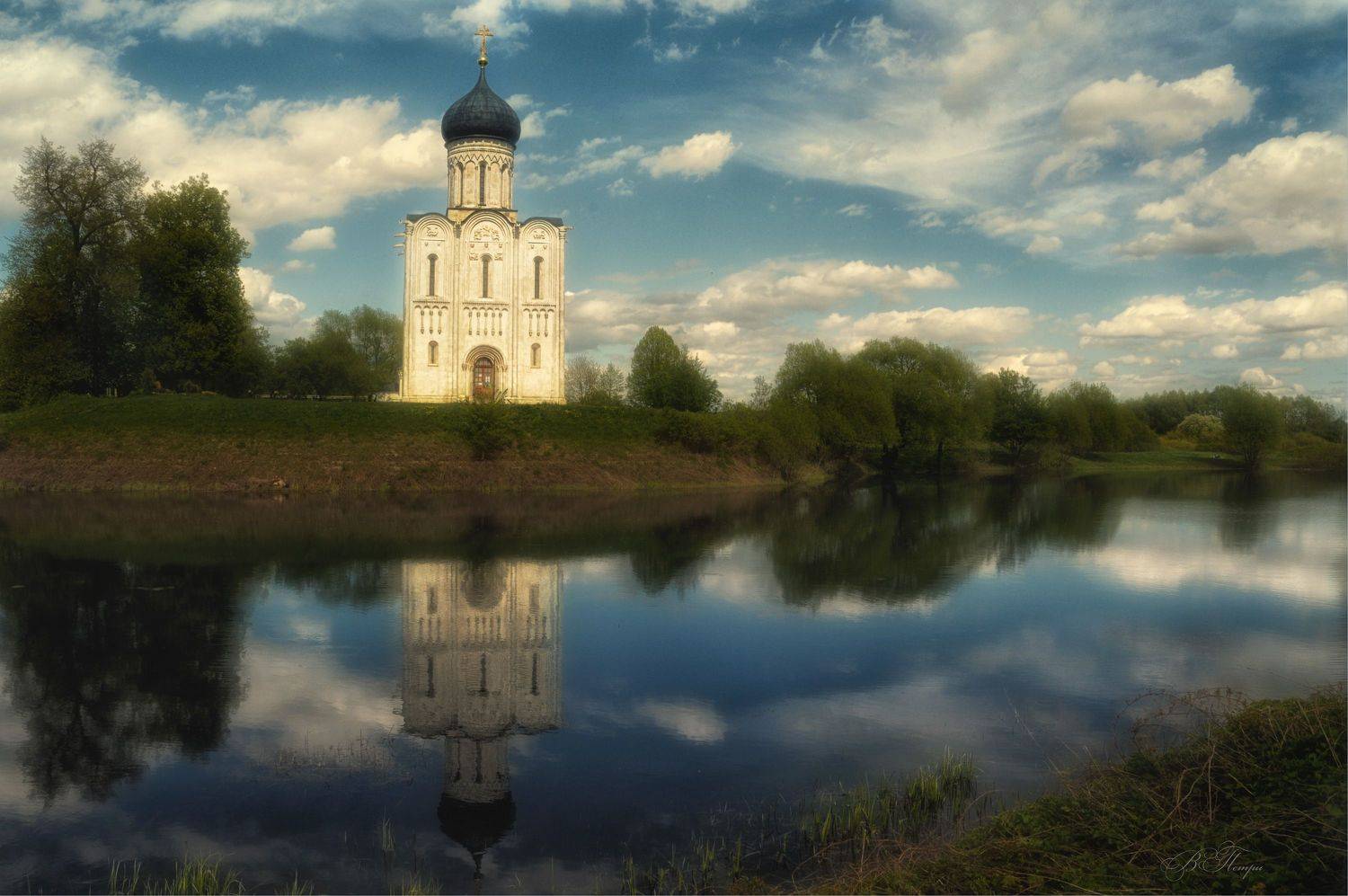церковь река отражение облака деревья, Вера Петри