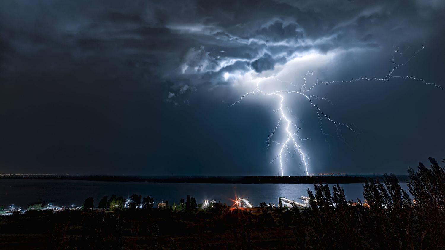 молния, гроза, стихия, ливень, дождь, погода, непогода, ночь, удар, опасный, река, озеро, залив, вода, отражение, набережная, пристань, город, пирс, облака, прогноз, темный, туча, гром, Волга, Волгоград, Сытилин Павел