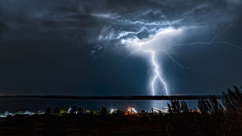 молния, гроза, стихия, ливень, дождь, погода, непогода, ночь, удар, опасный, река, озеро, залив, вода, отражение, набережная, пристань, город, пирс, облака, прогноз, темный, туча, гром, Волга, Волгоград Ночная гроза над Волгой фото превью