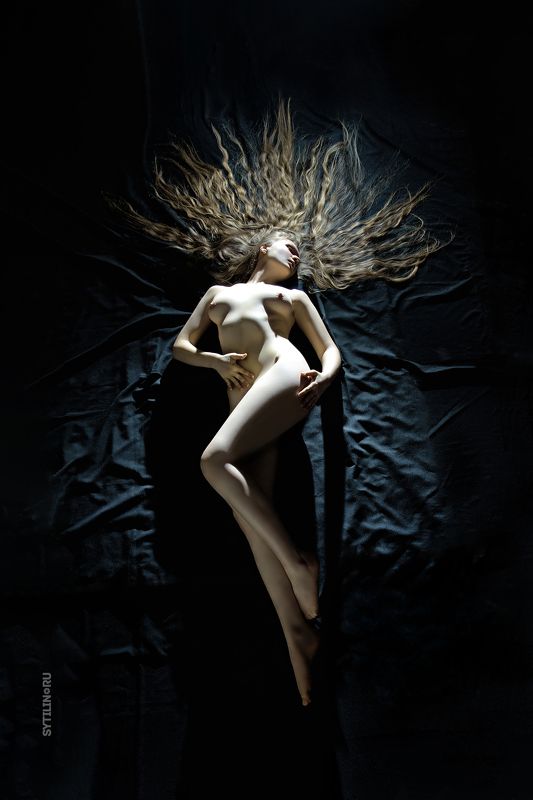 девушка, спать, сон, обнаженная, ню, густые волосы, черный, темный, простынь, стройная, длинные волосы, молодая, женщина Сон Дианы фото превью