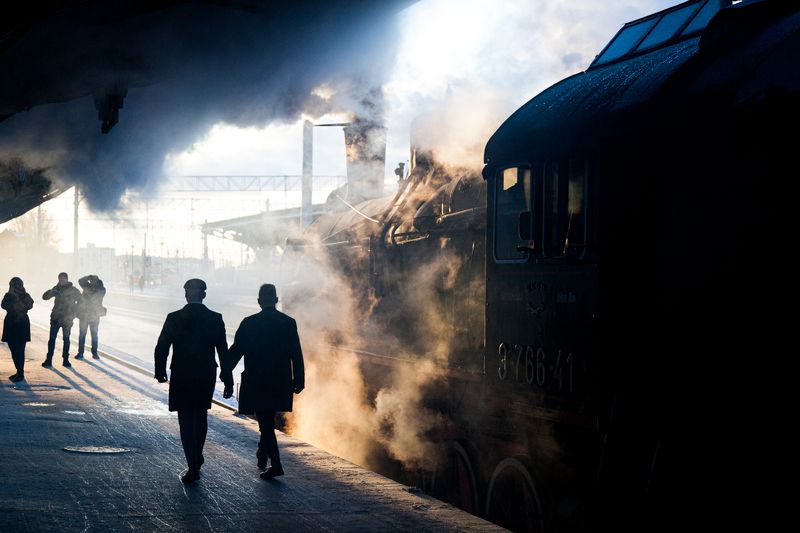 паровоз, пар, свет, люди On Vitebskiy railway station фото превью