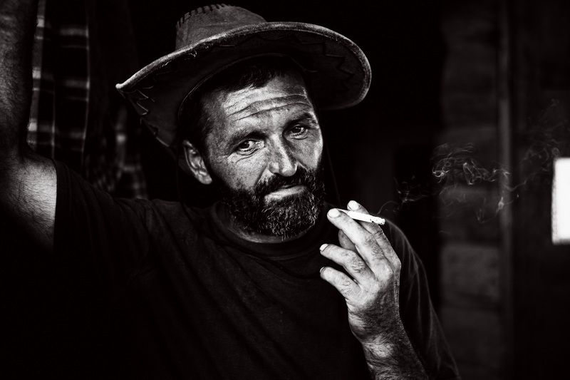 портрет, жанр, монохром, сигарета, шляпа Владимир фото превью