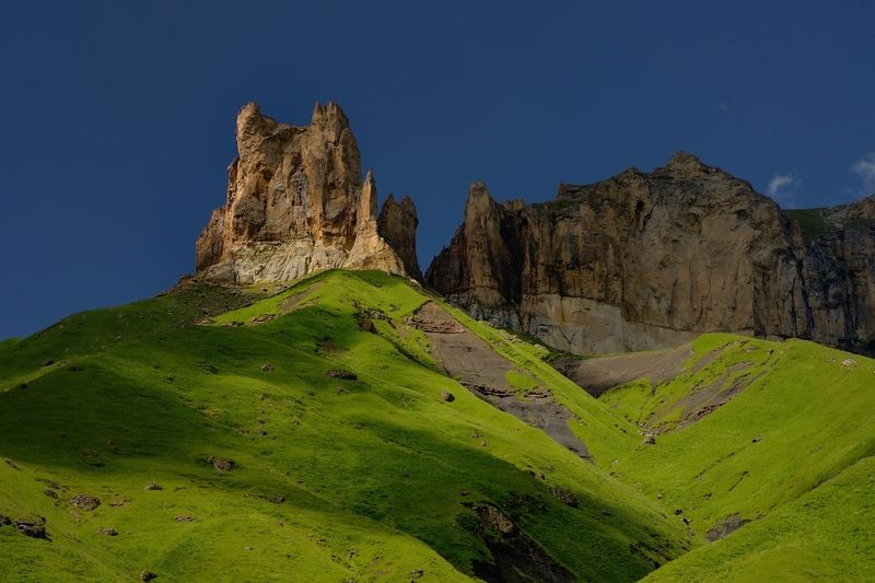 Скала в горах Кавказа фото превью