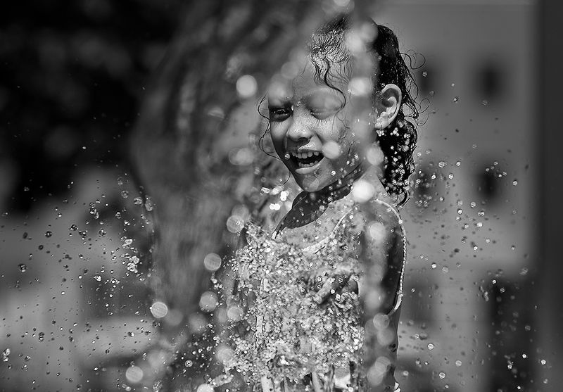 чб фото, лето, дети, фонтаны, уличная фотография, жанровый портрет  фото превью