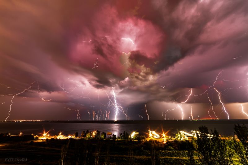 апокалипсис, армагеддон, конец света, стихия, бедствие, катастрофа, природная, ливень, молния, гроза, ночь, разряды, страшная, красный, бордовый, гром, река, город, огни, пристань, вода,  Апокалипсис фото превью
