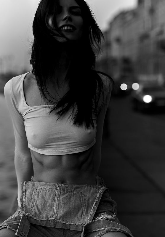 girl, b&w, black and white, dark, sunset, sexy, evening, nice, beautiful, beauty, outdoors, natural light, smile, smiling, wind, saint-petersburg, spb, texture Saint-Petersburg фото превью