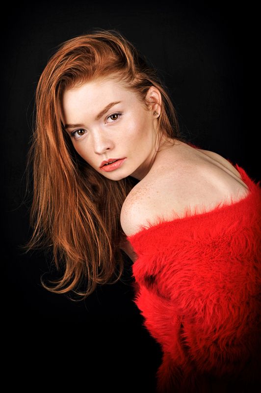 девушка в красном Ангелина фото превью