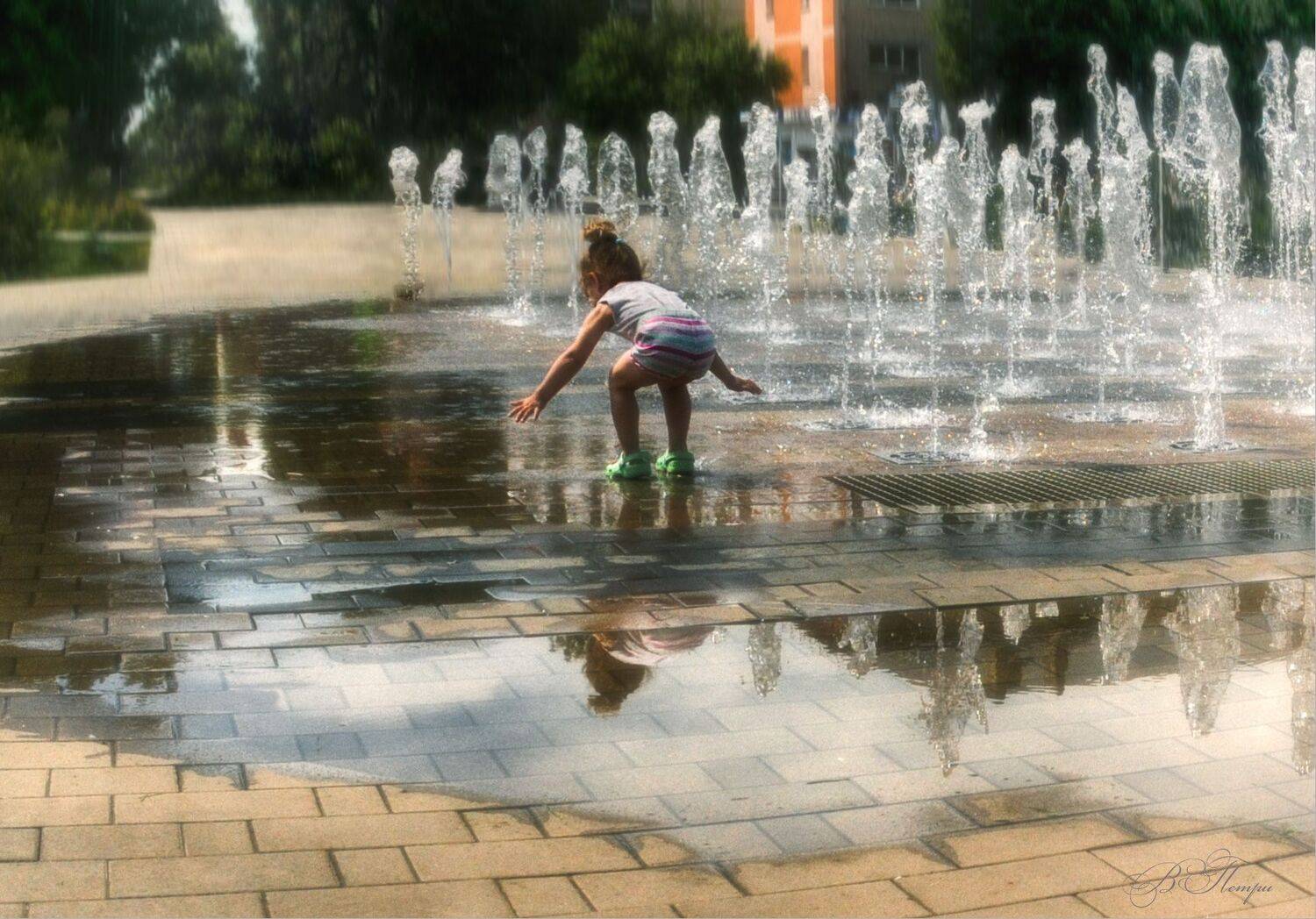 девочка фонтан отражения лужа, Вера Петри