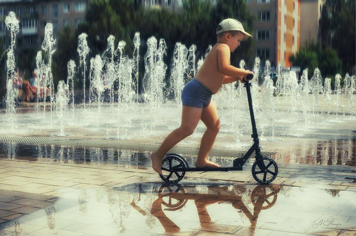 мальчик самокат фонтан, Вера Петри