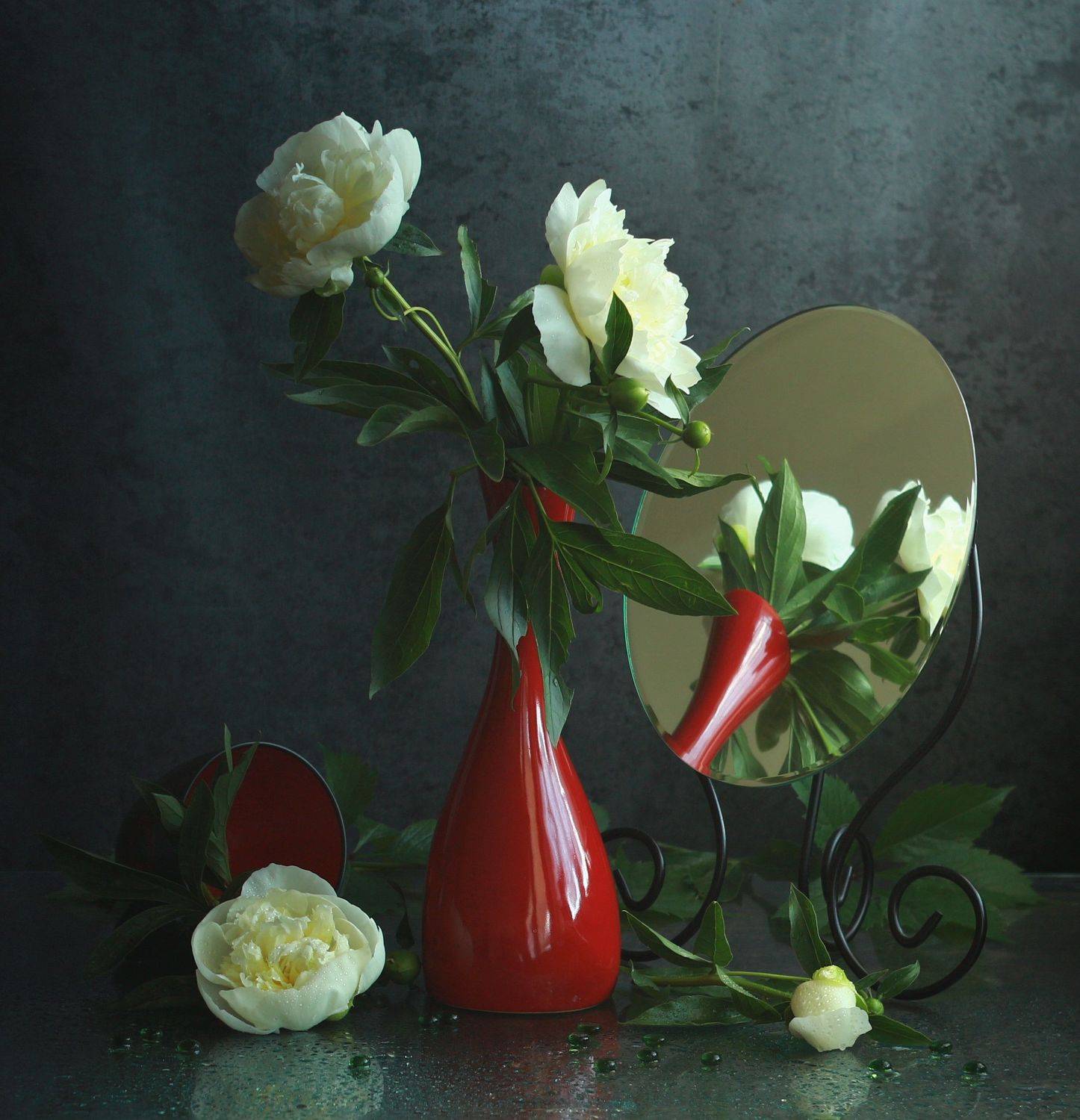 белые пионы красная ваза зеркало, Людмила Хрусталева*