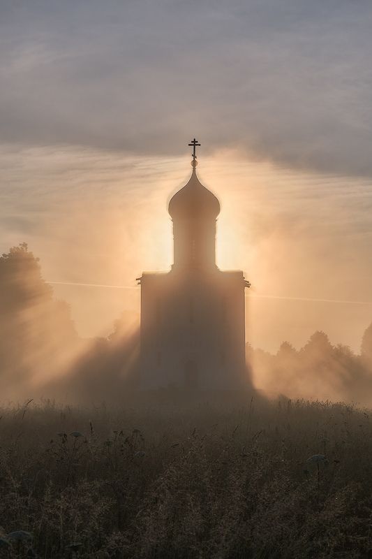 покрова на нерли,туман,храм,рассвет,утро,лето,архитектура Сияющий туман Покрова на Нерли. фото превью