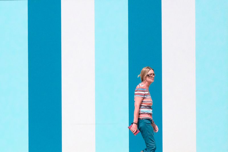 People in urban landscapes фото превью