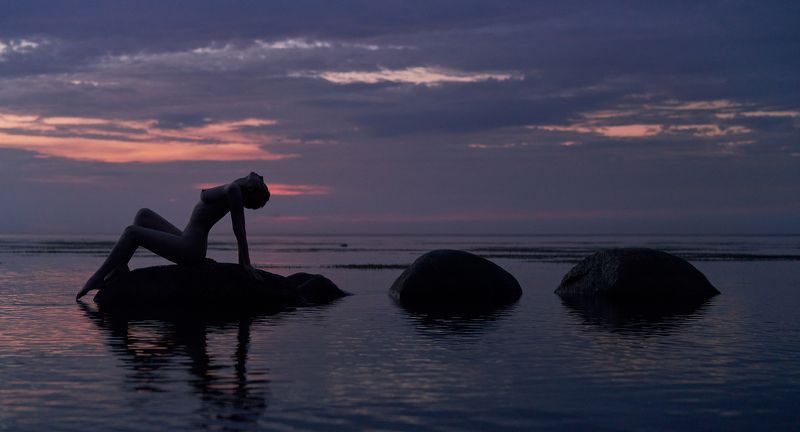 girl, nude, naked, sunrise, dawn, morning, lake, ladoga, saint-petersburg, dark, water, wet, drops, female, red, redhead, red hair, tattoo, stone, stones, rock, rocks, nice, beautiful, beauty, nature Ladoga фото превью