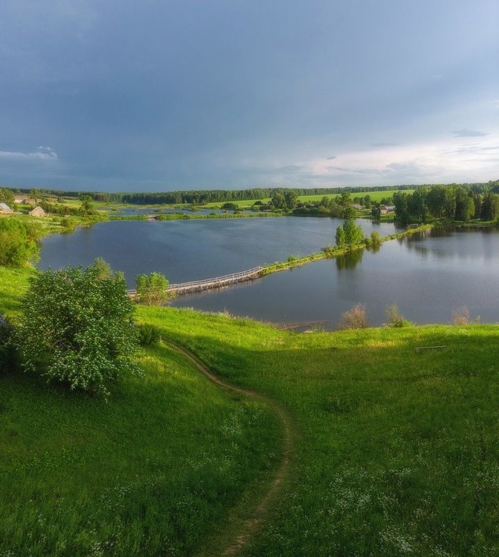 Предгрозовой вечер в селе Верхосунье фото превью