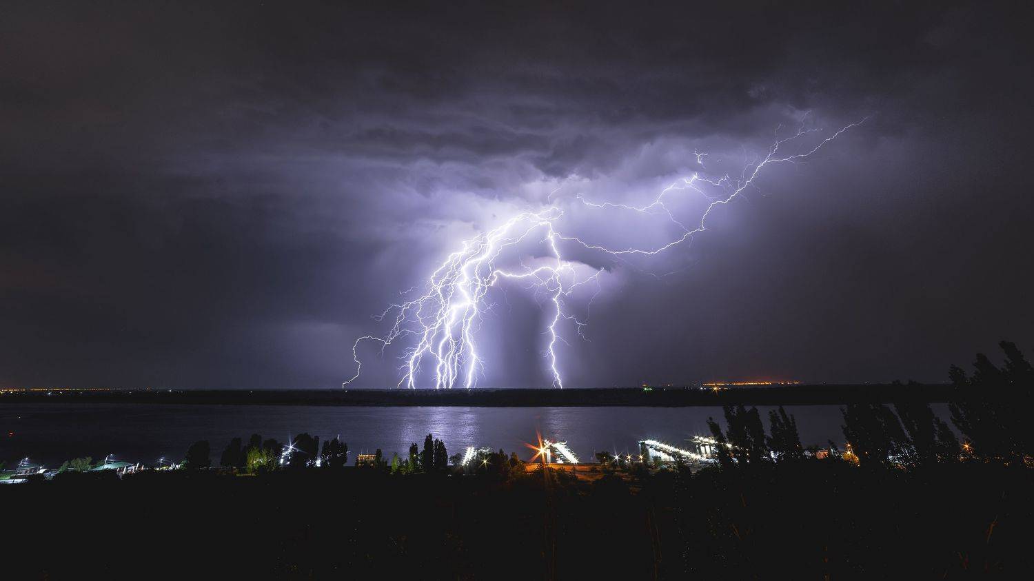 молнии, ночь, широкий угол, река, волга, электричество, разряд, вода, озеро, причал, огни, пирс, гроза, удар, стихия, прогноз, погода, ливень, дождь, Сытилин Павел