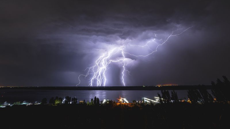 молнии, ночь, широкий угол, река, волга, электричество, разряд, вода, озеро, причал, огни, пирс, гроза, удар, стихия, прогноз, погода, ливень, дождь И грянул гром... фото превью