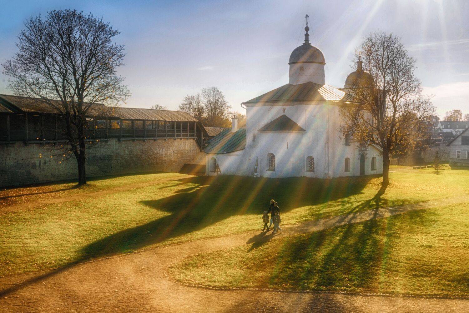 храм люди тени лучи деревья, Вера Петри