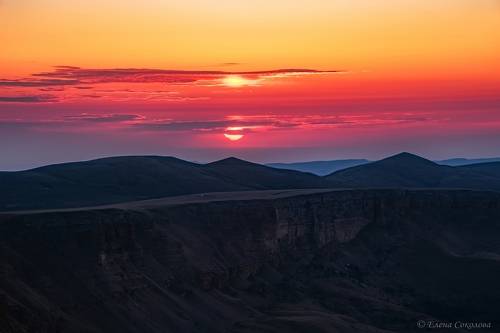 Рассвет на плато Бермамыт
