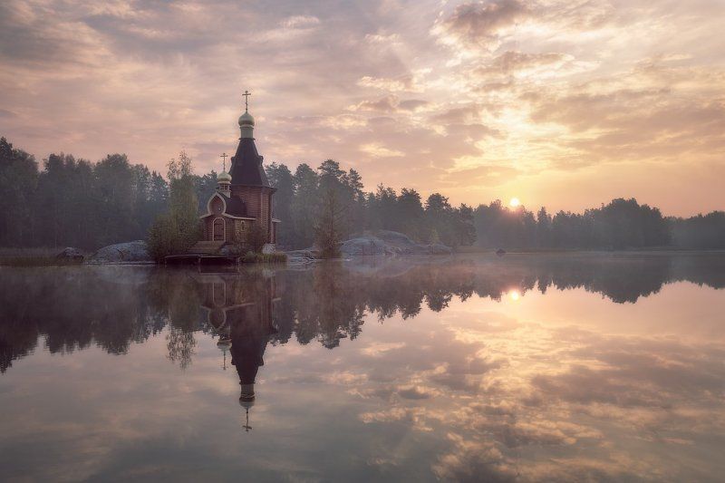 Осень, Рассвет, Река, Церковь Вуокса. Теплые лучи утреннего солнца фото превью