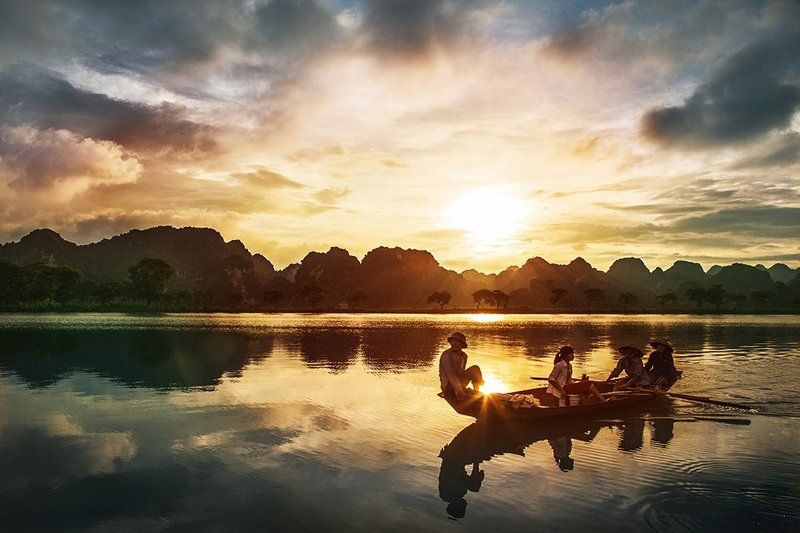 Sunset in the Quan Son lake of Vietnam фото превью