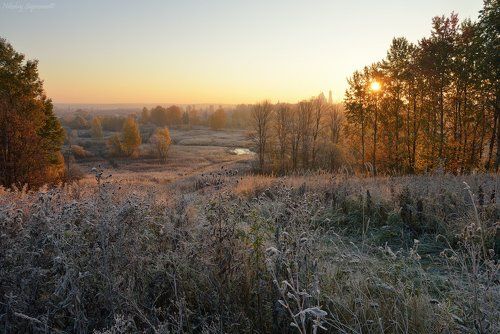Теплый свет в прохладное утро на Истре