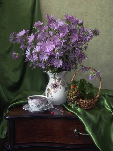 Натюрморт с букетом лесной мальвы