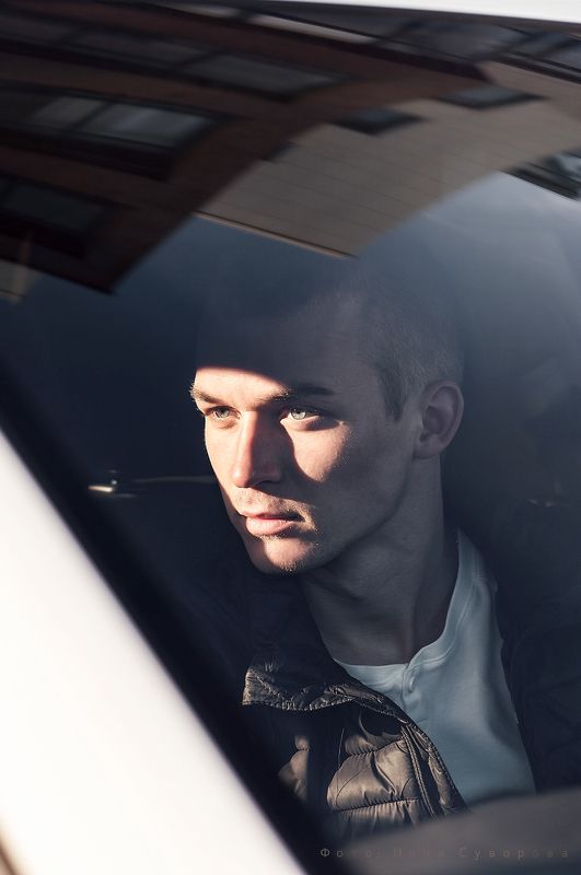 мужской портрет, красивые люди, красивые лица, фото через стекло, молодой человек, портрет, портрет на улице, портрет в машине Александр фото превью