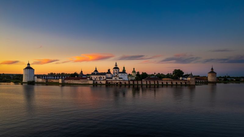 Кирилло-белозерский монастырь Свято-Успенский Кирилло-Белозерский монастырь является одним из крупнейших русских монастырей. По имени своего главного собора, который посвящён Успению Пресвятой Богородицы фото превью