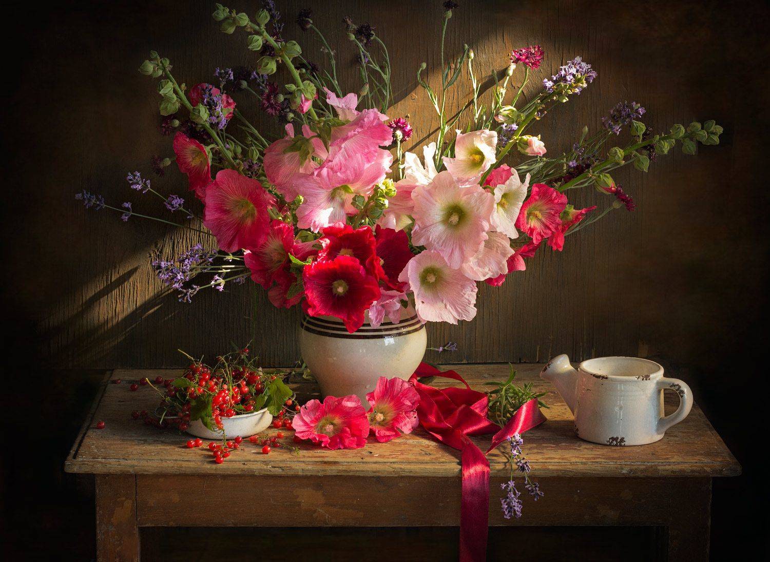 натюрморт, букет цветов, мальва, лаванда, лето, красная смородина, Лионелла Зимина