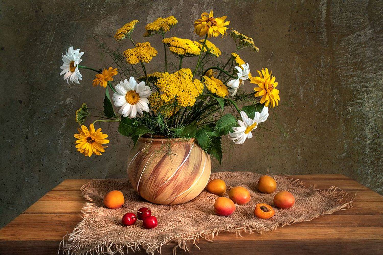 натюрморт,мешковина,абрикосы,вишни,ваза,цветы, Алла Шевченко