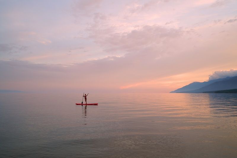 The girl with the paddle фото превью