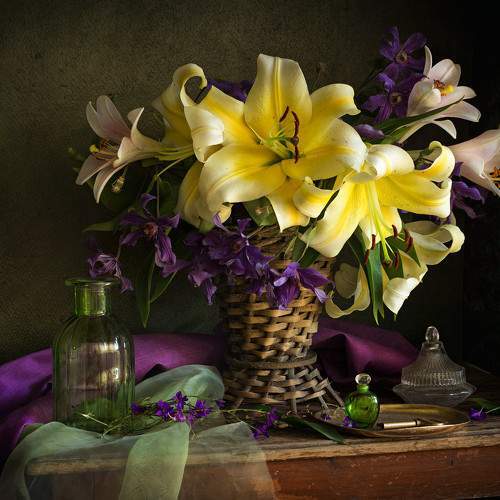 натюрморт, лилии, драпировка, сиреневый,княженик, Лионелла Зимина