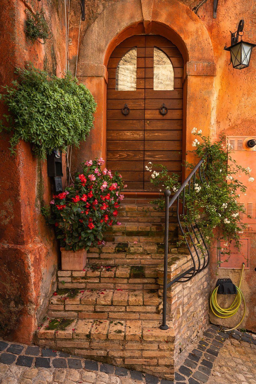 италия, город, борго, крыльцо, цветы, фонарь, ступеньки, Максимова Дария